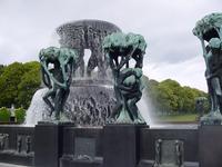 Picture of statues around the fountain at Vigeland park