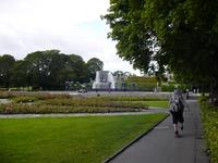 Picture of the colourful flower beds surrounding the fountain in Vigeland park